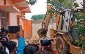 મધ્યપ્રદેશના સિધીમાં પેશાબ કાંડમાં તંત્રની કાર્યવાહી આદિવાસીના ચહેરા પર પેશાબ કરનારા પ્રવેશ શુક્લાના ઘર પર બુલડોઝર ફેરવાયું