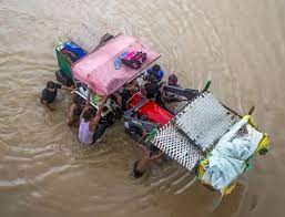 સતત વધી રહ્યું છે યમુના નદીનું જળ સ્તર યમુના બજારથી GT રોડ સુધી પાણી જ પાણી ભરાયા