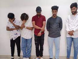 સંસ્કારીનગરી કહેવાતા વડોદરામાં પણ હવે નશાનું દુષણ વડોદરાના હરણીમાં શિવકૃપા રેસિડેન્સીમાં દારૂની મહેફિલ ઝડપાઈ