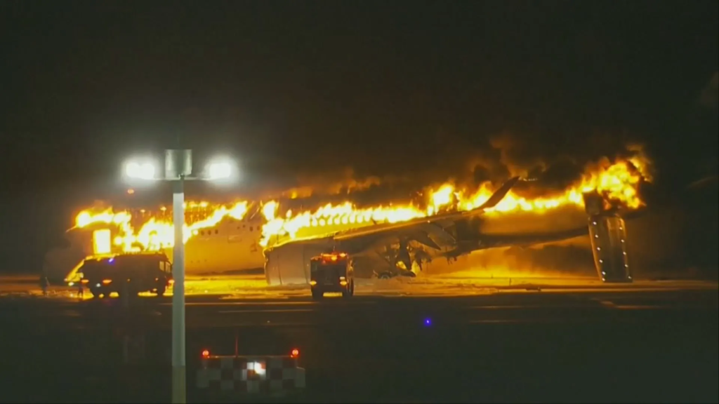 Japan Plane Fire: જાપાનમાં લેન્ડિંગ વખતે પ્લેનમાં લાગી આગ, અન્ય પ્લેન સાથે અથડાવાને કારણે થયો અકસ્માત, શું છે 379 મુસાફરોની હાલત, જાણો