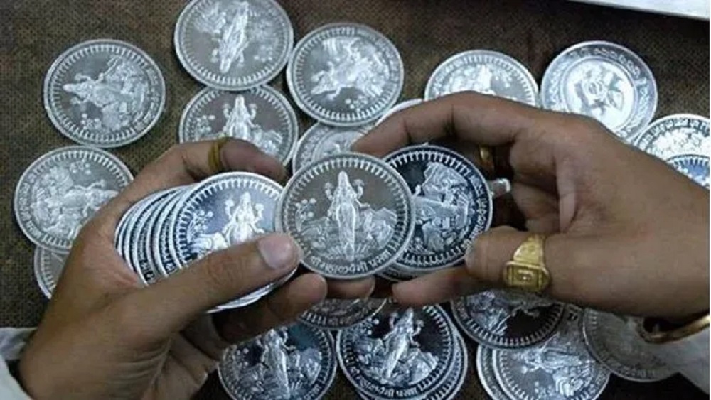 Silver prices 82,000 ની નજીક પહોંચી, અને સોના ના ભાવમાં પણ વધારો થયો .