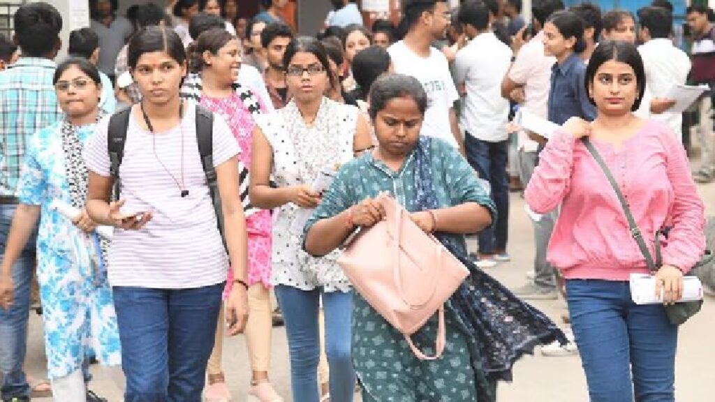 CBSE: 4 લાખ વિદ્યાર્થીઓ ચિંતામાં! સીબીએસઈ ડિજિટલ માર્કિંગ સિસ્ટમ હાઈકોર્ટના ઘેરામાં, રી-વેલ્યુએશનની તારીખ બદલાઈ