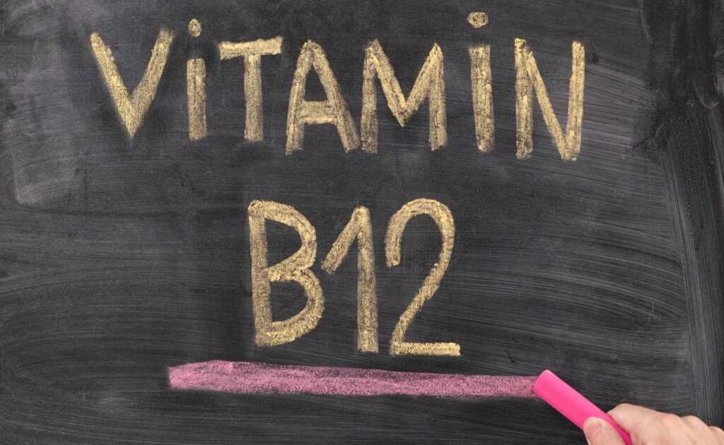 Vitamin B12: શું તમારા પગ તમને સ્વાસ્થ્યના સંકેત આપી રહ્યા છે? જાણો વિટામિન B12 ની ઉણપના લક્ષણો