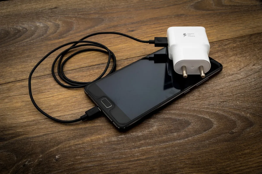 Smartphone Charger: તમારો મોબાઈલ ચાર્જર અસલી છે કે નકલી? ઓવરહીટિંગ અને સ્લો ચાર્જિંગ પાછળ છુપાયેલું છે મોટું જોખમ