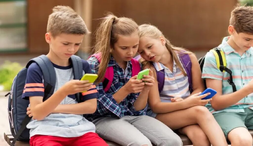 Digital Parenting: આજના યુગમાં બાળકોનો ઉછેર: ડિજિટલ દુનિયામાં કેટલી અને કેવી આઝાદી આપવી?