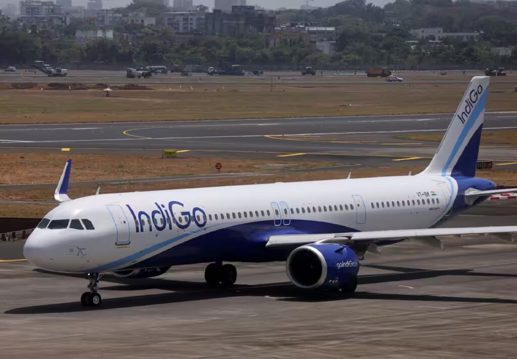 IndiGo Airlines ઈન્ડિગો સિસ્ટમ અટકતા મુસાફરો ફસાયા, એરલાઈન્સે માફી માંગી.