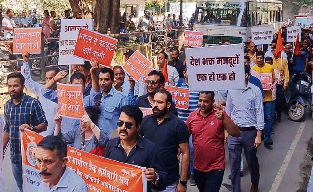 Bank employee: બેંક કર્મચારીઓ 5 કામકાજના દિવસોની માંગ સાથે વિરોધ કરશે! AIBOC એ આગળની યોજનાઓ જણાવી