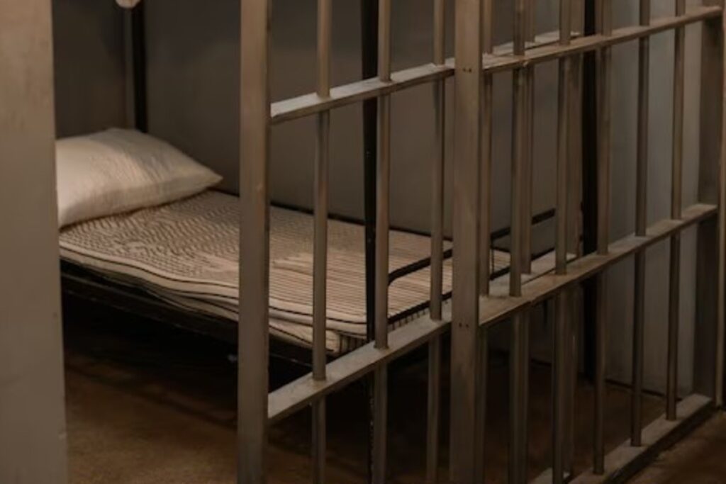 Female Jail Officer Falls for Inmate