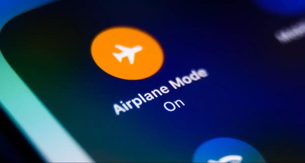 Airplane mode: માત્ર નિયમ નહીં પણ વિમાનના પાયલોટ અને મુસાફરોની સુરક્ષા માટે છે અનિવાર્ય
