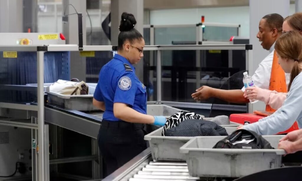 Laptop at Airport: એરપોર્ટ પર તમારે તમારા લેપટોપને કેમ દૂર કરવું પડે છે?